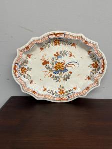 Prato antigo Ferniani, Faenza, terceiro trimestre do século XVIII, 38x29. Pequeno restauro antigo na borda.